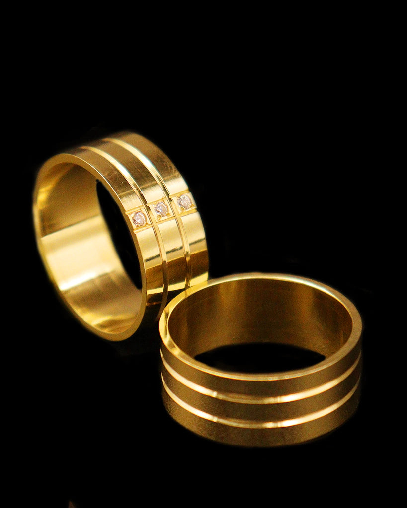 PAR DE ALIANÇAS 8MM QUADRADA COM 3 PEDRAS E 2 FRISOS